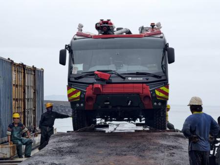 北竿機場新購1500加侖消防車14日運抵北竿，歷經海運及多次轉運後正式抵馬，未來將投入機場消防救災勤務。（圖／文：鄭禮頤）