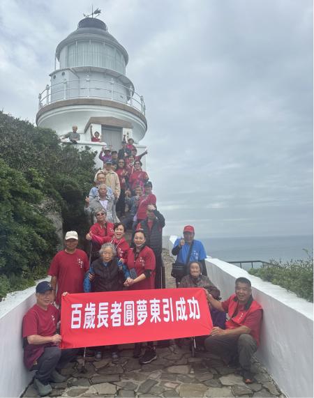 鐵板社協14日組團前往東引交流，縣長王忠銘特別到場致贈程儀。一行走訪東湧燈塔等知名景點。（圖：鄭綿綿、鐵板社協）
