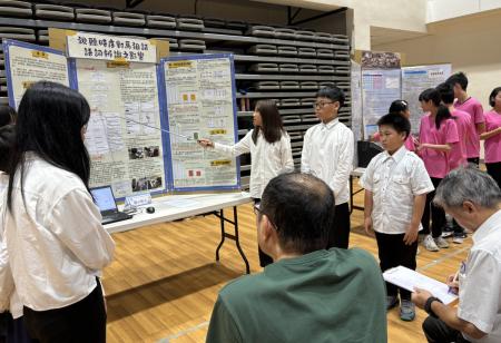參賽學生認真說明研究，經由評審委員們專業評選出獲獎作品。（圖／文：鄭綿綿）