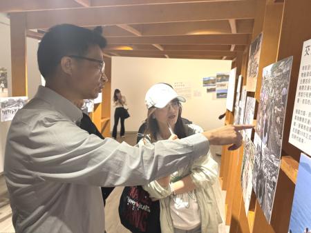 「時光島影」AI修復老照片展16日下午在民俗文物館開幕，吸引許多馬祖鄉親到場尋訪往昔記憶；負責照片修復的曹寶泰為民眾講解。（圖／文：王致潔）