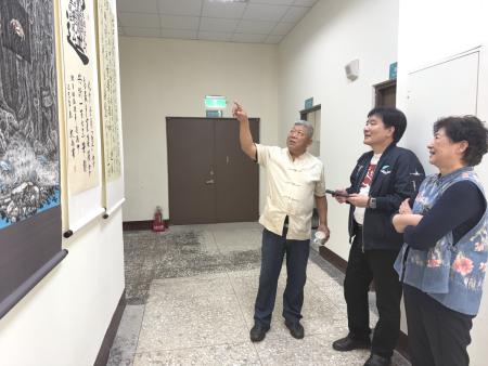 「凌雲御風馬祖書畫聯展」昨日在馬祖圖書館開幕，前縣長賴宗煙之子賴尚甫率團來馬參與並親自導覽解說。（圖／文：王致潔）