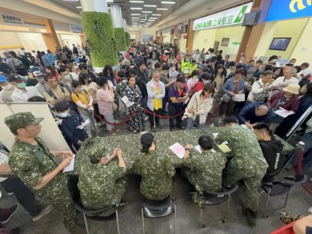 馬祖16日成功爭取4架次軍機投入疏運，在軍民航協力合作下，全天總計載運1,176名旅客返台。（圖／文：王致潔）