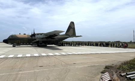 軍機、民航機協力　載送1176人返台