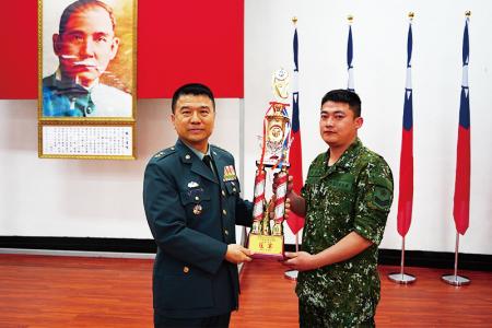指揮官頒發冠軍獎座，表揚單位優異表現。
