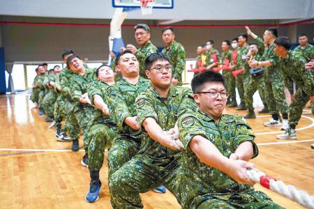 官兵們拚盡全力，充分展現鋼鐵意志。
