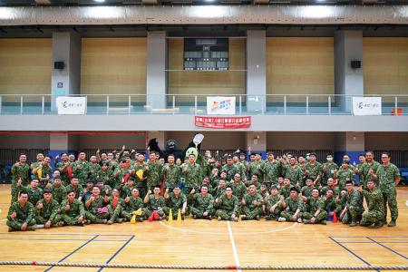 指揮官與官兵合影，拔河決賽展現壯盛軍威。