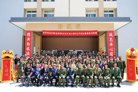 全體官兵於中正中營區前合影，留下歷史性畫面。