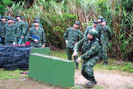 官兵實施手榴彈投擲競賽，奮力爭取佳績。