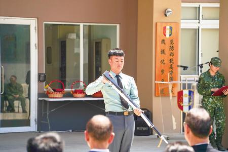 官兵花式操槍表演，為活動添加光彩。