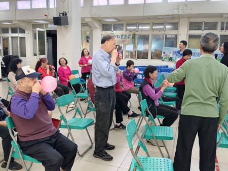 連江縣衛生局16日下午在北竿塘岐惠民市場辦理社區菸害防制宣導講座，向鄉親宣導肺部健康、戒菸觀念及菸害防制相關知識。（圖／文：鄭禮頤）