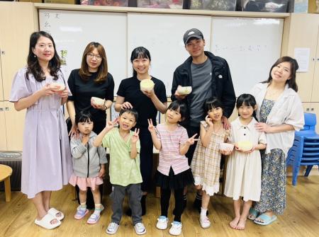 東莒國小附設幼兒園愛心班辦理親職教育活動，透過繪本共讀、桌遊互動及親子手作雞蛋布丁，陪伴孩子從遊戲中學習成長。（圖／文：蔡夢玲）