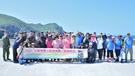 馬祖風景管理處結合東引軍民在東堤辦理淨灘活動，共同清理海岸海漂垃圾。（圖／文：陳其敏）