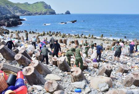 守護東引海岸環境　馬管處號召軍民東堤淨灘