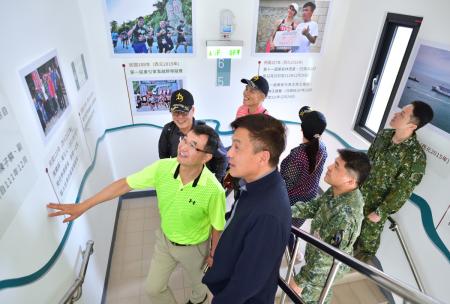 「老莫」回來了！卸下軍職首返東引　鄉親熱情迎「家人」