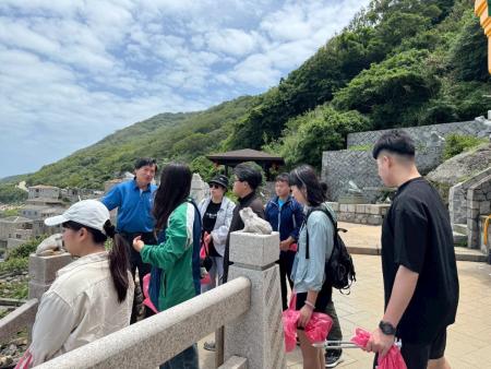 桃連青年志工走進芹壁　淨灘走讀認識聚落文化