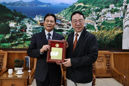 縣長致贈雙和醫院副院長陳龍「金質榮譽縣民證」　感謝跨海支援整篩