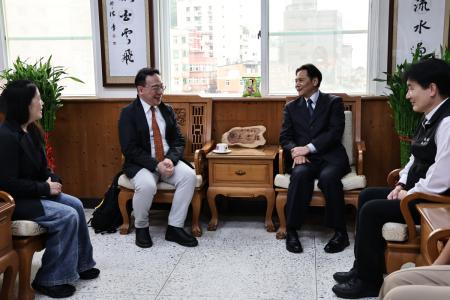 雙和醫院副院長陳龍長期協助馬祖醫療，縣長王忠銘特別致贈金質榮譽縣民證，感謝他長期以來的支持。（圖／文：王致潔）