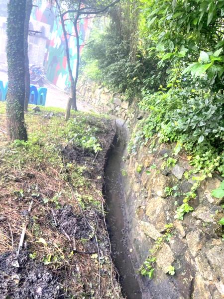 安東坑道旁水溝堵塞溢流　東指部協助完成清理