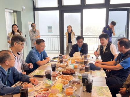 縣議會定期大會縣政考察，首站前往腰山營區考察營業狀況，議員關心未來營運發展。（圖／文：馮紹夫）