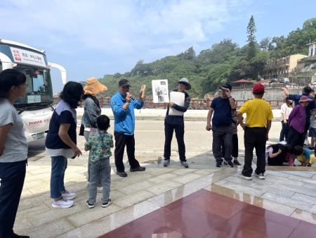 《文化在路上》島嶼行旅系列的走讀活動第二場「走進小香港的港口記憶」，23日上午西莒青帆村登場，吸引許多鄉親及遊客參加。（圖／文：宋幸儒）