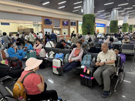 22日受濃霧影響大量旅客滯留，交旅局啟動海空疏運，合計疏運1272人次返台。（圖／文：王致潔）