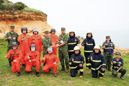 指揮官與執行任務官兵合影，並頒發加菜金犒慰官兵辛勞。