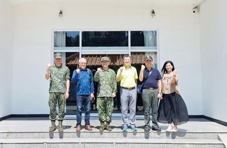 尹指揮官與莫將軍於勝利山莊合影留念，象徵防區守護北疆之精神薪火相傳。