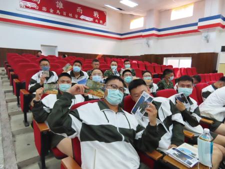 新兵手持明信片快樂合影，為外島軍旅生涯寫下美好的起點。