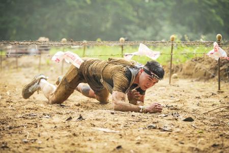 陳上兵於泥地中匍匐前進，充分展現國軍官兵勇往直前、永不放棄的精神。