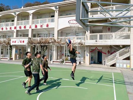 官兵展現精湛球技切入上籃，以俐落動作奮力爭分。