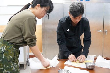 社長張上兵與社員分工合作製作酥皮。