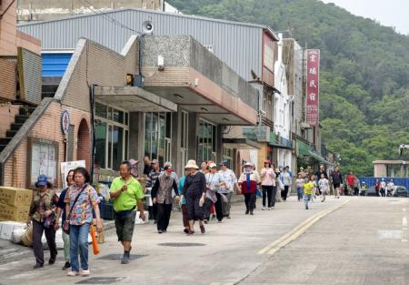 連江縣體育會24日舉辦「四鄉五島大健行－北竿春季場」，不少鄉親一早到塘岐運動場集合參加，沿著街道健走運動，眾人熱血走完全程。（圖／文：鄭禮頤）
