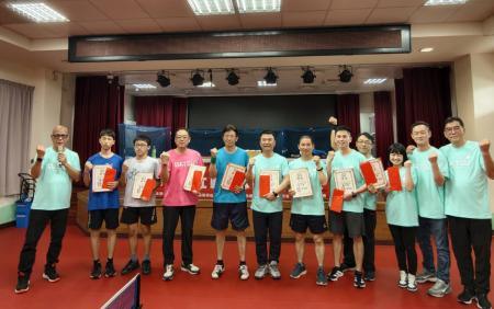 115年運動i台灣2.0連江縣桌球社區聯誼賽北竿場近日於塘岐國小禮堂舉辦，各組選手在場上互相切磋交流，展現運動熱情。（圖／文：鄭禮頤）