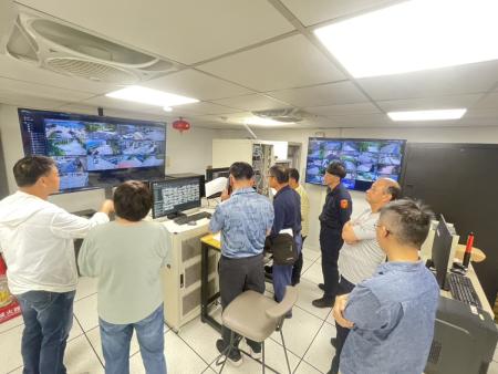 連江縣警察局及相關單位近日針對南竿鄉新設的13處路口監視器辦理驗收，致力於消除治安死角，營造安心宜居的環境。（圖：連江縣警察局）