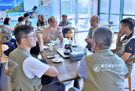 東引鄉民代表會定期大會第一天鄉政考察，所會考察南澳聚落路面破損與停車秩序等問題；以及拜會東引遊客中心，針對觀光建設與地方需求交換意見。（圖／文：陳其敏）