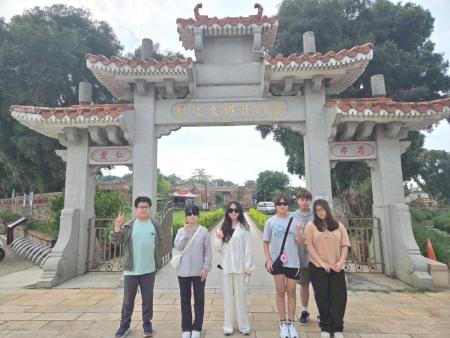 參與臺灣見學圓夢計畫的6位馬祖兒少代表赴金門參訪，並與當地兒少代表就公共議題進行思辨交流。（圖：縣府民社處）