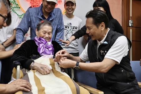 現居大同之家的莒光鄉親陳三妹女士歡慶97歲壽辰，縣長王忠銘一行特別前往祝壽，慶生現場兒孫滿堂，洋溢濃厚溫情。（圖／文：王致潔）