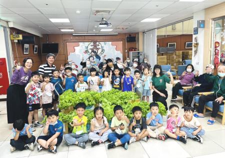 介壽職探中心分享豐收喜悅　贈大同之家水耕蔬菜