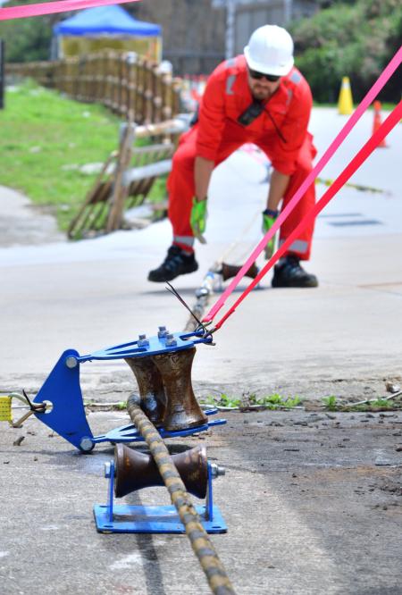 法籍佈纜船28日於東引北澳口進行台馬第四海纜登陸作業，工程順利完成。（圖／文：陳其敏）