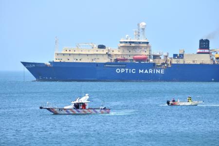 法籍海纜船佈纜　地方船隻協助定位與牽引