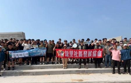 馬管處塘后道淨灘　軍民遊客熱情響應