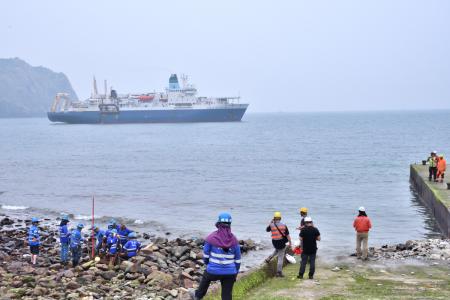海纜船抵東引　展開修復台馬第三海纜