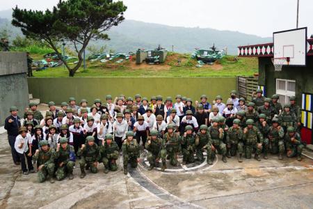 馬防部火砲射擊登場　近距離感受震撼威力
