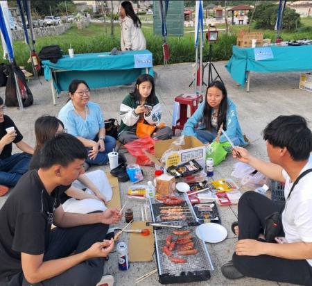 國立臺灣海洋大學馬祖校區30日舉辦夏涼季烤肉活動，邀請馬祖鄉親一同參與，感謝馬祖鄉親一年來的照顧。（圖：臺灣海洋大學馬祖校區）