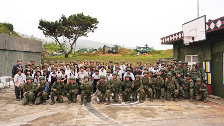 南竿守備大隊官兵與地方仕紳、馬祖高中學生合影交流留念。