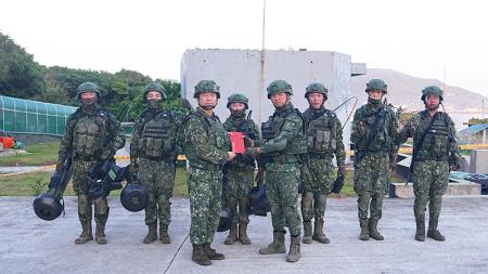 指揮官頒發加菜金，肯定官兵優異表現。