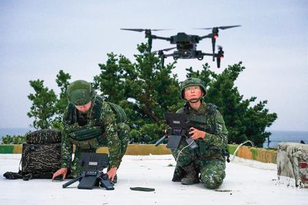 官兵操作無人機，執行戰場偵蒐。