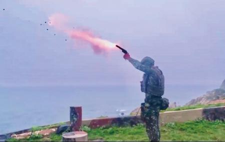官兵發射信號彈，示警驅離。
