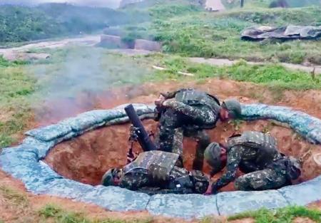 官兵操作81迫砲。