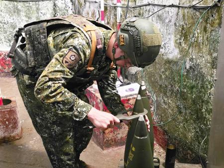 官兵精準緊定引信，確保射擊安全。